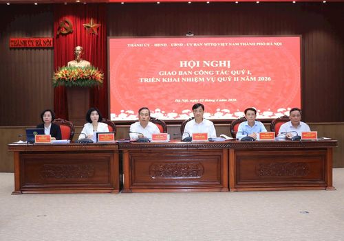 Các đồng chí lãnh đạo thành phố chủ trì hội nghị. Ảnh: Quang Thái