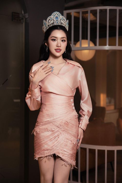 Hoa hậu Phương Oanh: ""Hành trình phía trước chắc chắn sẽ không dễ dàng".