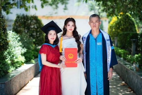 Bố Phương Oanh làm kinh doanh tự do, mẹ là kế toán trong cơ quan nhà nước. "Bố mẹ tôi rất hiền lành, là điểm tựa rất lớn cho cả ba chị em. Trên bước đường tôi đi, họ luôn khuyên: Cứ là chính mình, đừng cố gắng làm hài lòng người khác hoặc chạy theo những điều phù phiếm bên ngoài", Phương Oanh chia sẻ.