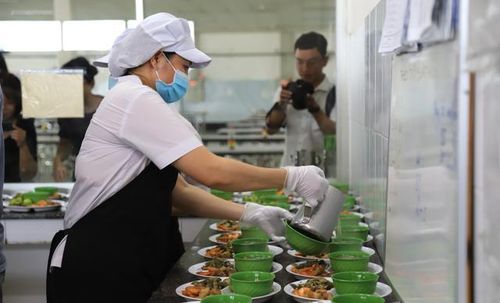 TPHCM tăng cường giám sát nguồn thực phẩm, đặc biệt là các bếp ăn tập thể. Ảnh: P.T.
