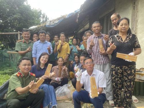 Thắng dẫn một số khách hàng đến thăm bệnh nhân xóm thận