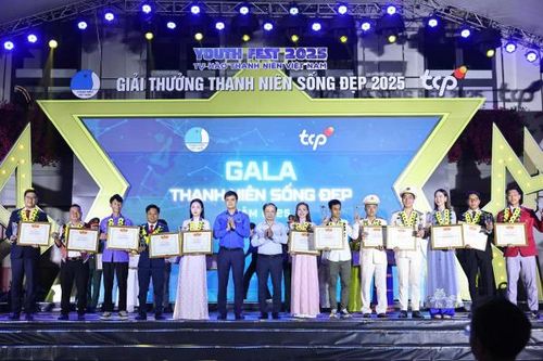 Giàng A Thắng (thứ 5 từ phải sang) nhận giải thưởng “Thanh niên Sống đẹp” 2025