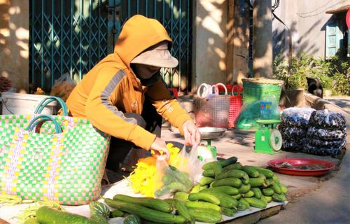 Bà Y Ngưng ngồi bán rau, củ quả. Ảnh: C.Đ.