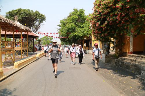  Đường sá, vỉa hè thông thoáng làm du khách cảm thấy thoải mái, dễ chịu. 
