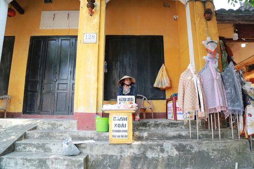  Cụ Nguyễn Thị Tài - bán hàng rong trong phố cổ, cho hay ngày trước buôn bán trên lề đường, mấy hôm nay cụ mượn không gian ngôi nhà trong phố cổ kê giỏ hàng buôn bán. "Mặc dù có bất tiện hơn, khách cũng khó quan sát hơn với vị trí mới nhưng vì cái chung, các tiểu thương đều chấp nhận thực hiện" - bà nói. 