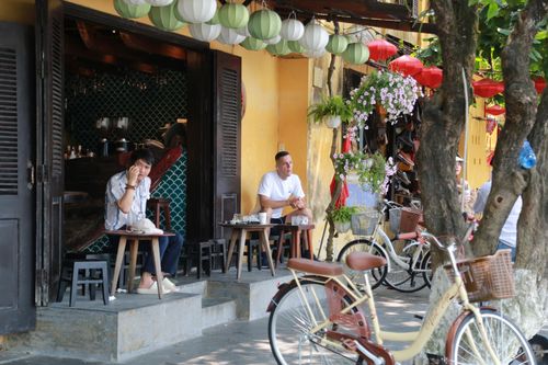  Không còn cảnh du khách trải nghiệm cà phê, uống nước trên vỉa hè. Chủ cơ sở kinh doanh dọn dẹp bàn ghế vào bên trong, trả lại không gian chung. 
