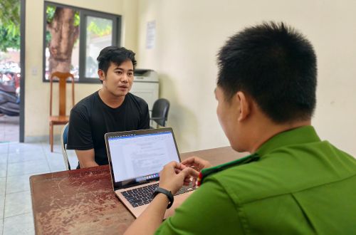 Công an lấy lời khai với Đại. Ảnh: N. TÂN