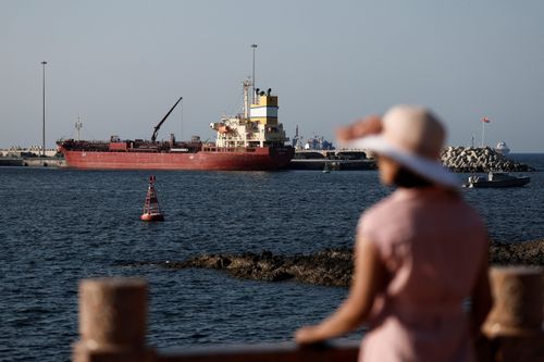 Tàu chở dầu Luojiashan neo đậu ngoài khơi Muscat, Oman, ngày 7/3, trong bối cảnh eo biển Hormuz đang trở thành điểm nghẽn của vận tải hàng hải toàn cầu. Ảnh: Reuters.