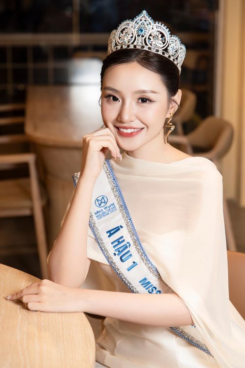 Á hậu 1 Miss World Vietnam 2025 (Hoa hậu Thế giới Việt Nam) Lê Phương Khánh Như nổi bật với khuôn mặt đẹp, khả ái và nụ cười rạng rỡ. Chia sẻ với Tri Thức - Znews, Khánh Như cho biết: "Sau vài ngày kể từ khoảnh khắc được vinh danh, cảm xúc trong tôi vẫn vẹn nguyên như lúc ban đầu. Tôi vẫn cảm thấy đây giống như một giấc mơ và kết quả này thực sự khiến tôi vỡ òa. Đây là một hành trình dài mà tôi cùng các thí sinh khác đã nỗ lực rất nhiều. Khi đến chặng cuối cùng và được gọi tên cho danh hiệu Á hậu 1, tôi thấy rất biết ơn ban tổ chức, gia đình, bạn bè và chính bản thân mình vì đã luôn cố gắng hết sức".