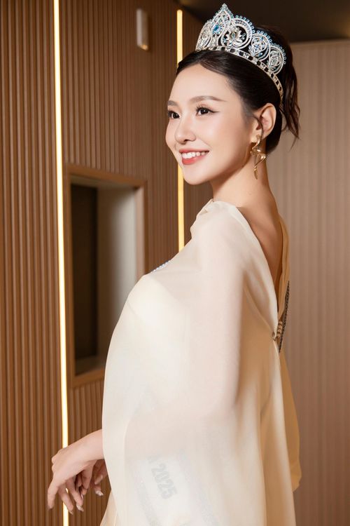Khánh Như cho biết cô vừa hoàn thành khóa luận và tốt nghiệp cách đây khoảng 3 tháng. Thời gian qua, người đẹp cũng biết tới với vai trò MC, dẫn dắt ở nhiều sự kiện. Nhờ vậy, cô được trau dồi khả năng nói lưu loát, tương tác và tự tin hơn trên sân khấu.