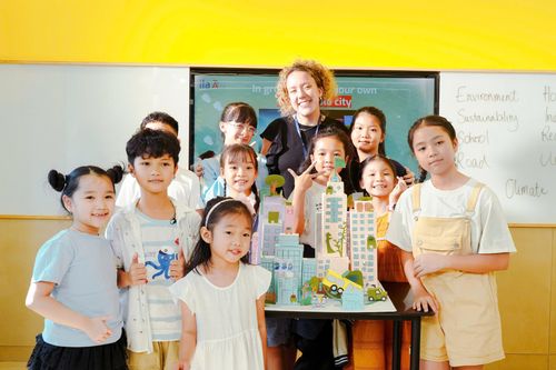  Học tiếng Anh qua dự án, thuyết trình và làm việc nhóm. 