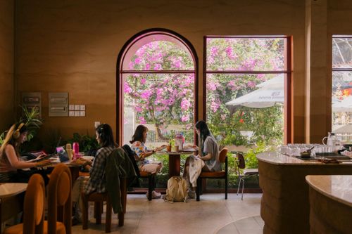  Thực khách làm việc, học bài tại quán cà phê ở TP.HCM. Ảnh: Phương Lâm.