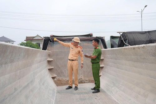 Việc kiểm tra này nhằm ngăn chặn các phương tiện bị cơi nới, hoán cải trái phép để chở hàng quá trọng tải quy định