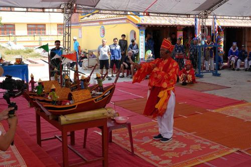 Lễ Khao lề thế lính Hoàng Sa với các phần lễ trang nghiêm, thu hút đông đảo người dân và du khách
