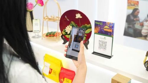 Nhiều du khách ưu tiên thanh toán qua thiết bị di động.