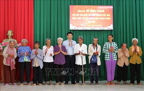 Phó chủ tịch Quốc hội Vũ Hồng Thanh tặng quà đến đồng bào Khmer có hoàn cảnh khó khăn tại xã Tân Thạnh, Cần Thơ.