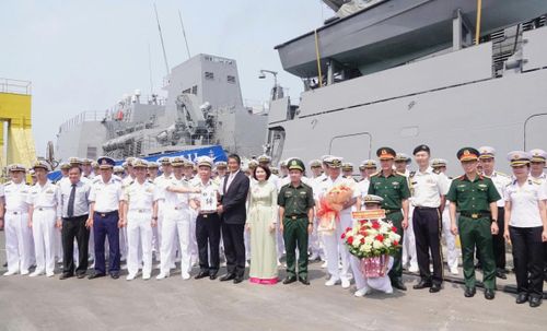 Đoàn công tác tàu hộ vệ Asahi chụp ảnh lưu niệm cùng đại diện Bộ Tư lệnh Vùng 3 Hải quân, Bộ Chỉ huy Quân sự thành phố, Bộ đội Biên phòng và các sở, ngành, đơn vị liên quan.