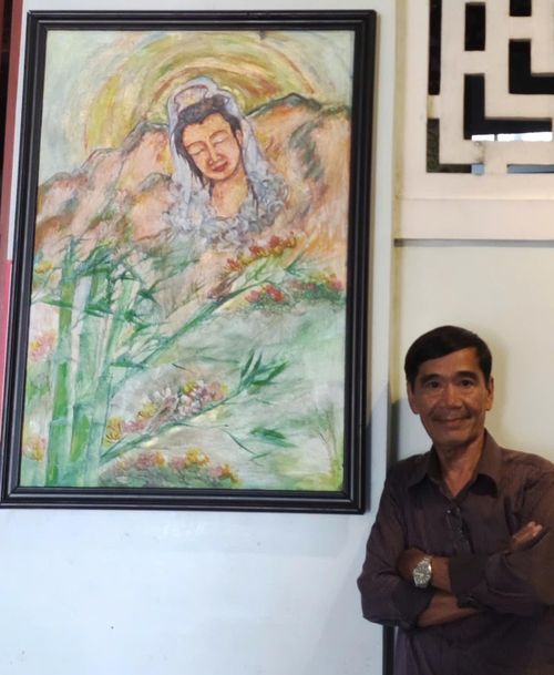 Họa sĩ Xuân Sơn bên tác phẩm tranh màu nước "Ứng nghiệm" sẽ trưng bày tại triển lãm.