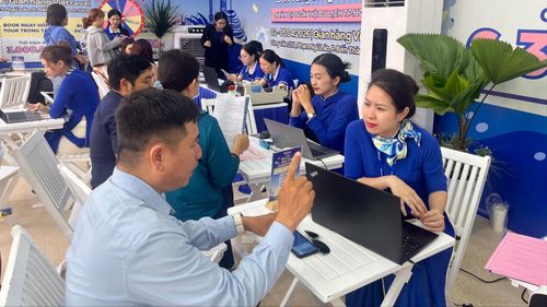 Khách tìm hiểu tour tại gian hàng Vietravel, trưa 2-4. ẢNH: HÂN GIA
