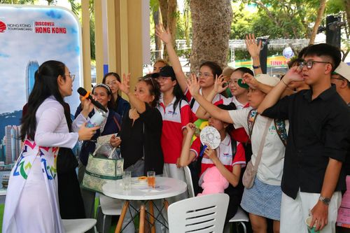 Người dân, du khách tham gia một chương trình rút thăm tại gian hàng BenThanh Tourist, trưa 2-4. ẢNH: GIA HÂN
