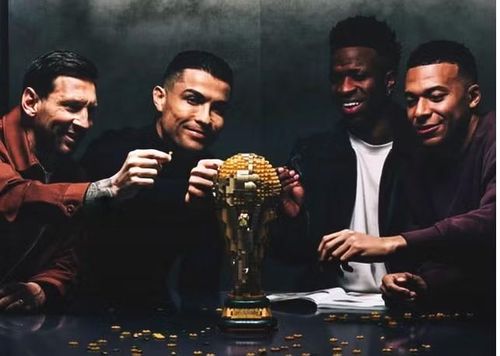 Một thương hiệu đồ chơi toàn cầu đăng video có C.Ronaldo, Messi, Kylian Mbappe và Vinicius Junior cùng chơi xếp hình danh hiệu World Cup 2026 khiến fan hào hứng.