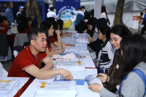 Tại Ngày hội tư vấn tuyển sinh, hướng nghiệp năm 2026, nhiều thí sinh quan tâm đến quy định sử dụng chứng chỉ IELTS trong xét tuyển. Ảnh: Nam Trần