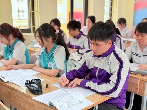 Học sinh Trường THPT Uông Bí, Quảng Ninh trong một tiết học.