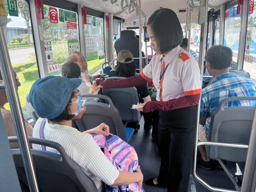 Hành khách đi xe buýt điện 152 (Khu dân cư Trung Sơn - Bến Thành - Sân bay Tân Sơn Nhất). Ảnh: Uyên Phương