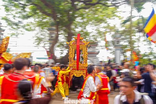 Dòng người chạy theo kiệu bay, quãng đường di chuyển khoảng 3-4 km.