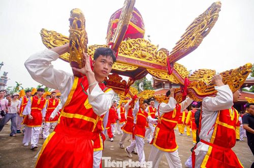 Trong ba ngày diễn ra lễ hội có nhiều hoạt động văn hóa dân gian. Phần lễ với nhiều nghi lễ cổ truyền như lễ rước nước, lễ cúng Thượng Nguyên, lễ rước tam vị Đức Thánh... Trong đó dấu ấn riêng của lễ hội cổ truyền làng Mạn Xuyên là nghi lễ rước "kiệu bay" trên sông.