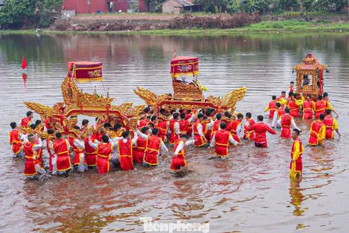 Việc rước kiệu dưới nước đòi hỏi rất nhiều thể lực nên người tham gia đều phải có sức khỏe rất tốt.