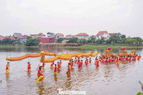 "Kiệu bay" xuống ao, hình ảnh độc đáo của lễ hội đình làng Mạn Xuyên.