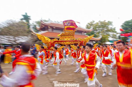 Kiệu được đưa đi khắp làng từ sáng đến chiều tối, xoay chuyển liên tục.