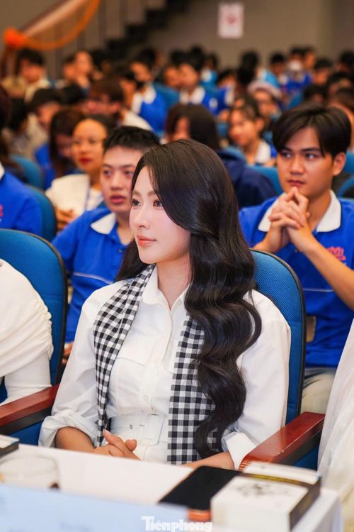 Nữ diễn viên sinh năm 1995 chia sẻ cô và bạn diễn đã cùng nhau trải qua nhiều cảm xúc. Hai người được gặp gỡ, kết nối với những người bạn tuyệt vời trong quá trình quay phim. Thời điểm đầu khi Không giới hạn lên sóng, Minh Trang bị chê diễn xuất, đài từ gượng gạo, song phần sau phim cô cố gắng cải thiện, nhận được đánh giá tích cực hơn từ công chúng.