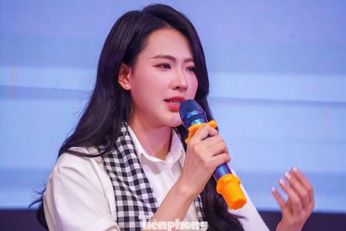 Tại sự kiện, Minh Trang nhớ về 10 năm trước, cô cũng giống như những bạn trẻ hiện tại: đầy nhiệt huyết, không biết sợ hãi, sẵn sàng lao vào mọi cơ hội. Càng đi học, đi làm, cô càng nhận ra những giới hạn và khuyết điểm của bản thân. Cảm giác thiếu sót thôi thúc Minh Trang khát khao học hỏi. Trên hành trình nghệ thuật, có nhiều lần cô muốn bỏ cuộc, bị stress trước lời nhận xét bên ngoài, bị ám ảnh bởi ngoại hình. Cuối cùng, cô chọn cách không bỏ cuộc.