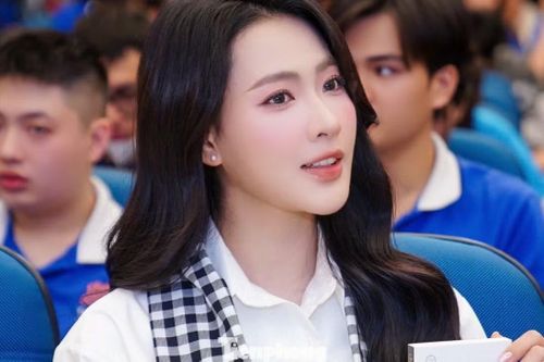Trong phim, cô đóng cặp cùng Steven Nguyễn - nam diễn viên vừa tạo cơn sốt sau Mưa đỏ. Cả hai được khán giả nhiệt tình "đẩy thuyền", khen đẹp đôi.