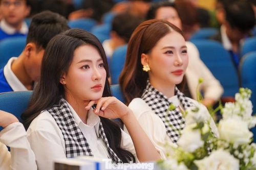  Chia sẻ với Tiền Phong, Minh Trang nhắc lại quãng thời gian 5 tháng quay phim truyền hình Không giới hạn ngoài Bắc. Cô kể: “Sau gần 5 tháng cống hiến hết sức mình, tôi đã hoàn thành bộ phim và... yêu Hà Nội. Sau khi quay trở về TPHCM, được trở lại Hà Nội, cảm giác thật bồi hồi. Tôi vẫn rất yêu nhân vật, yêu bộ phim và yêu thành phố này". 