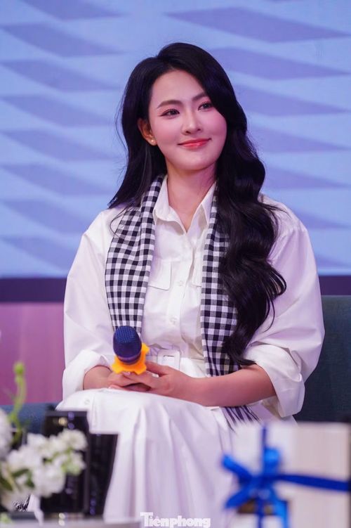 Minh Trang sinh năm 1995, từng được biết đến với biệt danh "Hot girl Đại học Sân khấu - Điện ảnh Hà Nội". Cô được khen dung mạo sắc sảo, vóc dáng cao ráo, thanh thoát. Nữ diễn viên từng đóng MV của Noo Phước Thịnh, Min... tham gia nhiều bộ phim như Bạch mã hoàng tử, Cây táo nở hoa, Tình khúc Bạch Dương, Chọc tức vợ yêu...