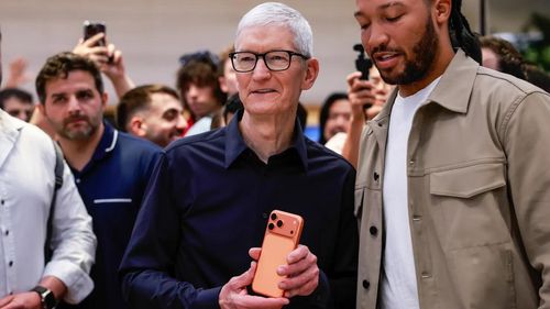 CEO Apple Tim Cook giới thiệu dòng iPhone 17 trong ngày mở bán đầu tiên tại cửa hàng Apple trên Đại lộ Fifth Avenue ở New York, Mỹ, vào ngày 19/9/2025. Ảnh: Bloomberg