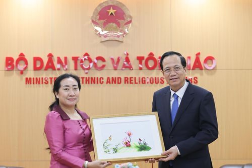 Bộ trưởng Bộ Dân tộc và Tôn giáo Đào Ngọc Dung tặng quà lưu niệm cho bà Touch Sopharath, Đại sứ Đặc mệnh toàn quyền Vương quốc Campuchia tại Việt Nam (Ảnh: Lê Anh Dũng)