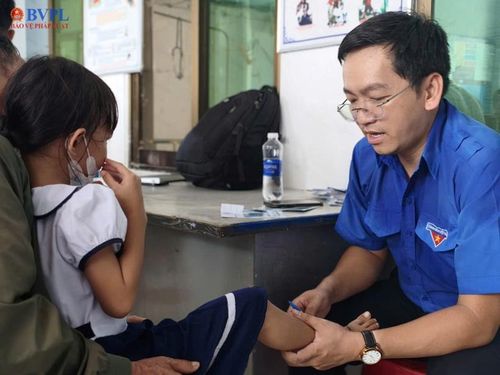  ThS.BS. Trương Minh Mẫn khám miễn phí cho người dân.