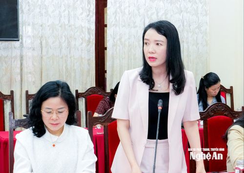 Giám đốc Sở Văn hóa - Thể thao và Du lịch Trần Thị Mỹ Hạnh phát biểu tại phiên họp. Ảnh: Phạm Bằng