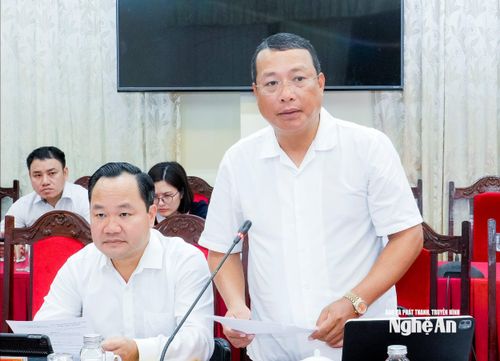 Giám đốc Sở Xây dựng Phạm Hồng Quang phát biểu tại phiên họp. Ảnh: Phạm Bằng