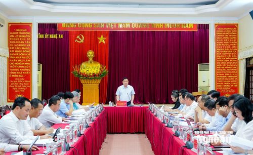 Ủy viên Trung ương Đảng, Bí thư Tỉnh ủy Nguyễn Khắc Thận chủ trì phiên họp của Ban Thường vụ Tỉnh ủy. Ảnh: Phạm Bằng