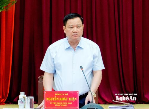 Bí thư Tỉnh ủy Nguyễn Khắc Thận kết luận phiên họp. Ảnh: Phạm Bằng