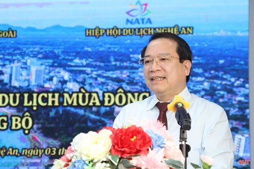 Ông Hà Văn Siêu – Phó Cục trưởng Cục Du lịch quốc gia trình bày tham luận về quy hoạch phát triển du lịch các tỉnh Bắc Trung Bộ.