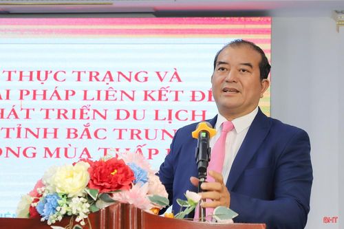 Chủ tịch Hiệp hội Du lịch Hà Tĩnh Trần Quốc Lâm trình bày tham luận về "Thực trạng du lịch mùa đông các tỉnh Bắc Trung Bộ, những vấn đề đặt ra và giải pháp thúc đẩy".