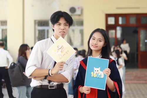 Hai học sinh Đào Minh Phương và Trần Khắc Hiển Long đã đạt điểm SAT tuyệt đối và được tuyển thẳng vào Trường Đại học Bách khoa Hà Nội. (Ảnh: PV/Vietnam+)