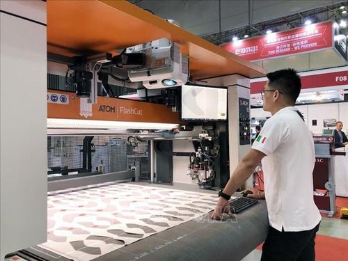 Nhiều máy móc, thiết bị ứng dụng công nghệ hiện đại trong ngành da và giày được giới thiệu.