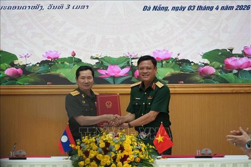 Thượng tướng Nguyễn Trường Thắng (phải) và Thượng tướng Saichay Kommasith trao Biên bản Đối thoại.